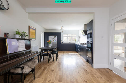 Open Plan Kitchen / Diner / Lounge