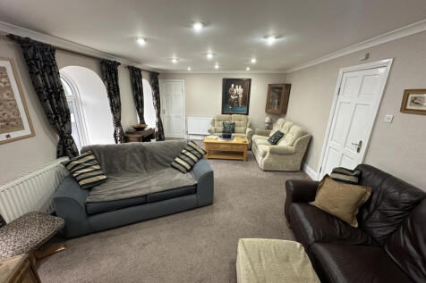 Living Room - 13&#39;6 x 23&#39;6 (4.12m x 7.16m)