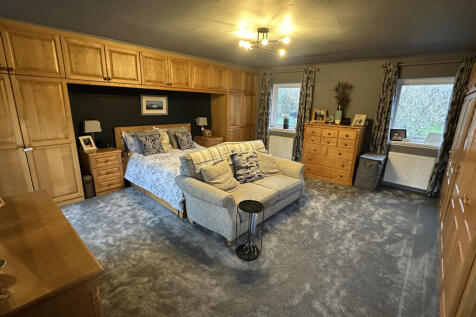 Principal Bedroom - 18&#39;4 x 23&#39;8 (5.59m x 7.22m)
