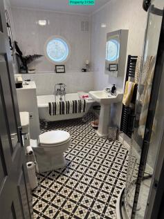 Principal En-suite - 5&#39;8 x 11&#39;6 (1.75m x 3.55m)