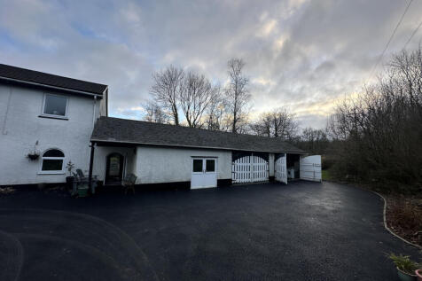 Workshop (4.49m x 5.35m) and Double Garage (8.12m 