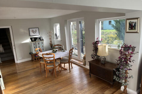 Dining Room - 9&#39;7 x 18&#39;9 (2.92m x 5.72m)