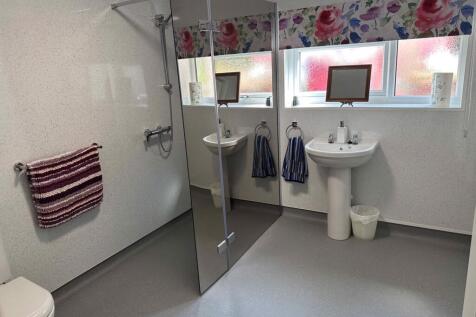 Grd Fl En-suite Wetroom - 8&#39;3 x 9&#39;10 (2.52m x 3.0m