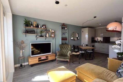 Spacious lounge/dining/kitchen