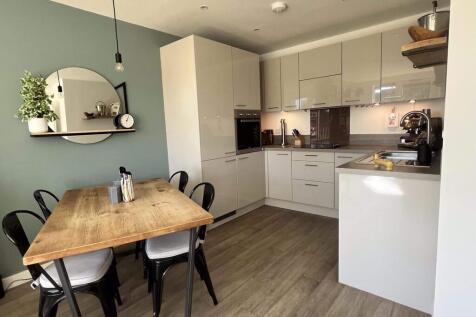 Contemporary fully fitted kitchen