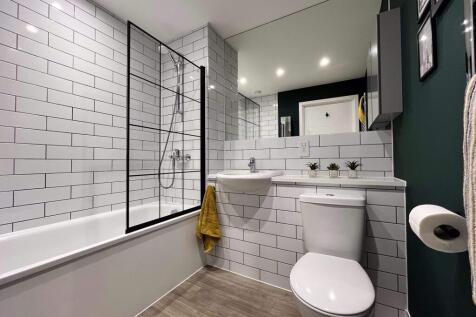 Large bathroom suite