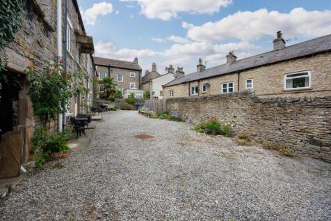 Rear Gravel Courtyard