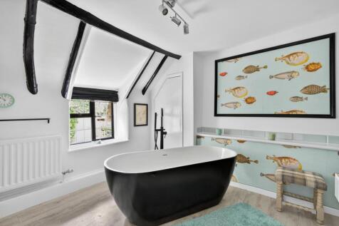 LUXURIOULSLY APPOINTED PRINCIPAL BATHROOM.jpg