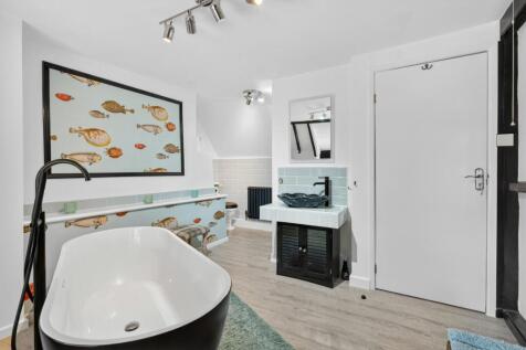 PRINCIPAL BATHROOM iii.jpg