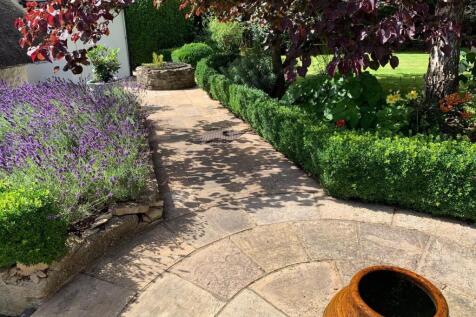 GARDEN PATH TO REAR LAWN.jpg