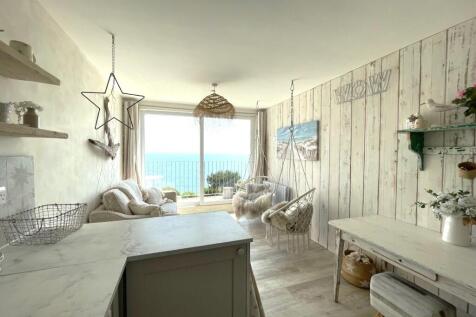 Kitchen &amp; lounge