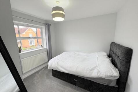 BEDROOM (FRONT)