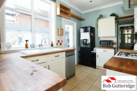 MODERN FITTED KITCHEN