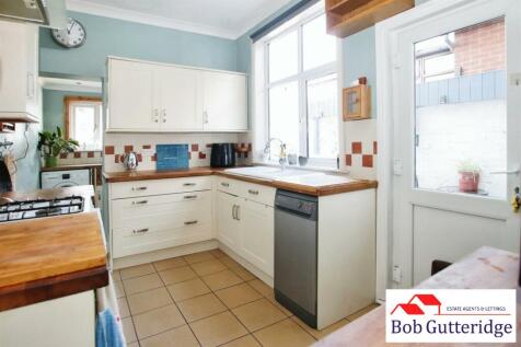 MODERN FITTED KITCHEN