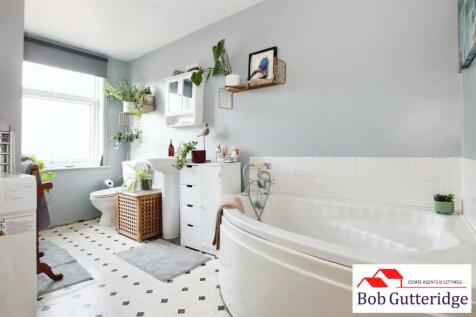 FIRST FLOOR FAMILY BATHROOM