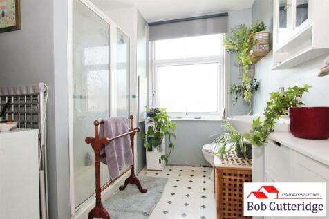FIRST FLOOR FAMILY BATHROOM