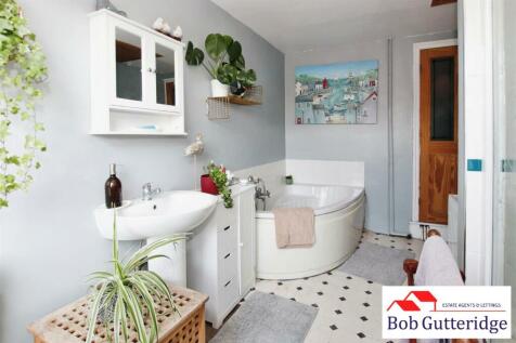 FIRST FLOOR FAMILY BATHROOM