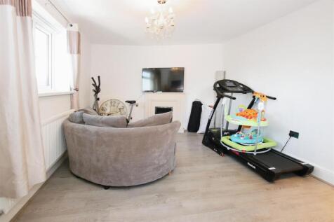 LOUNGE / FITTED KITCHEN