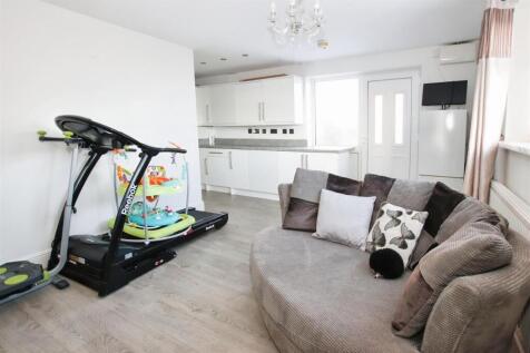 LOUNGE / FITTED KITCHEN