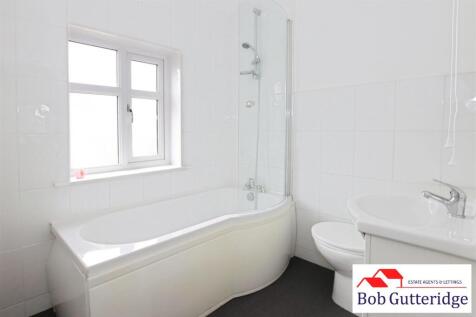 FIRST FLOOR BATHROOM