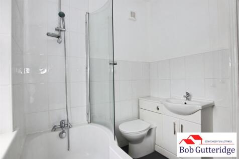 FIRST FLOOR BATHROOM