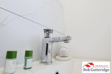 FIRST FLOOR BATHROOM