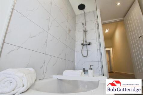 FIRST FLOOR BATHROOM