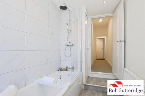 FIRST FLOOR BATHROOM
