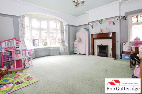 BAY FRONTED SITTING ROOM