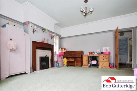 BAY FRONTED SITTING ROOM