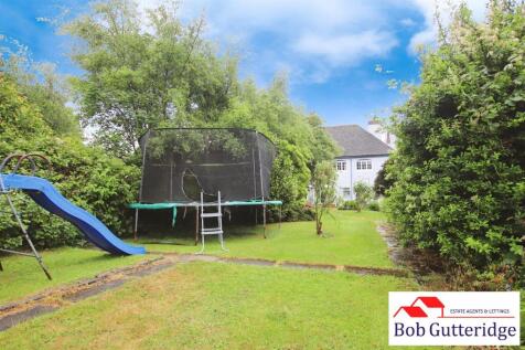 ENCLOSED REAR GARDEN