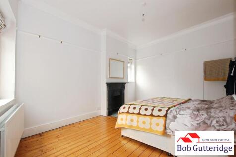 BEDROOM TWO (MIDDLE)