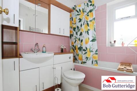 FIRST FLOOR BATHROOM