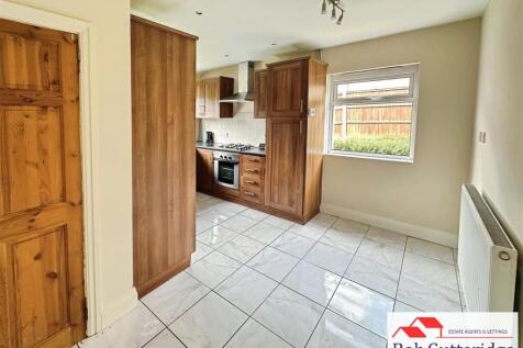 "L" SHAPED FITTED KITCHEN / DINING ROOM