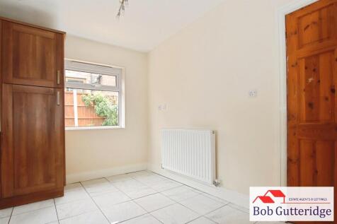 "L" SHAPED FITTED KITCHEN / DINING ROOM