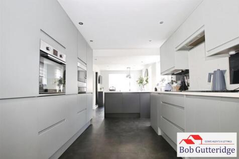 OPEN PLAN FITTED KITCHEN / DINING ROOM