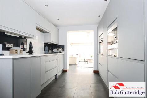 OPEN PLAN FITTED KITCHEN / DINING ROOM