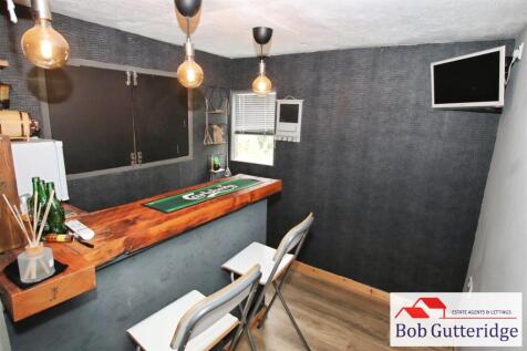 SUMMER HOUSE / HOME BAR