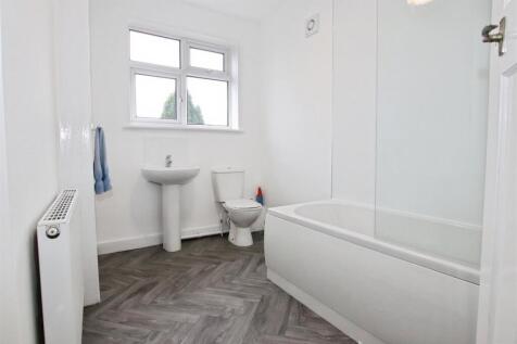 FIRST FLOOR BATHROOM