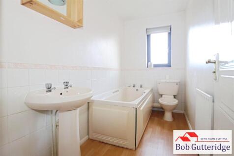 FIRST FLOOR BATHROOM