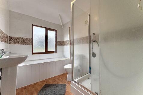 FIRST FLOOR BATHROOM