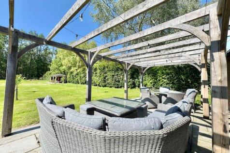 Pool house outside dining area view 3