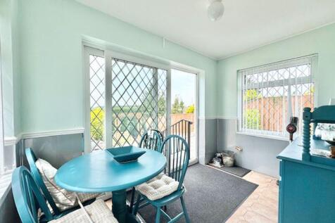 Sun room / Dining room