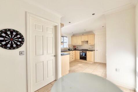 Dining area to kitchen