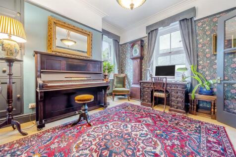 MASTER LIVING ROOM