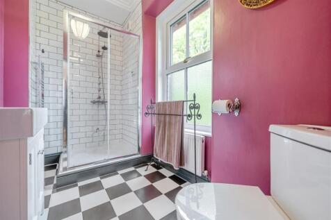 EN-SUITE SHOWER ROOM