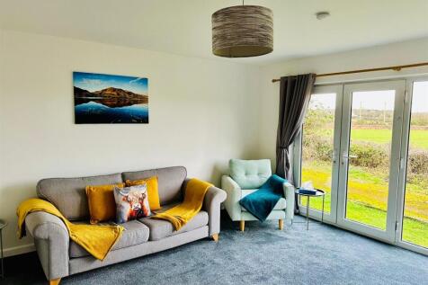 GENEROUS RECEPTION ROOM / LOUNGE