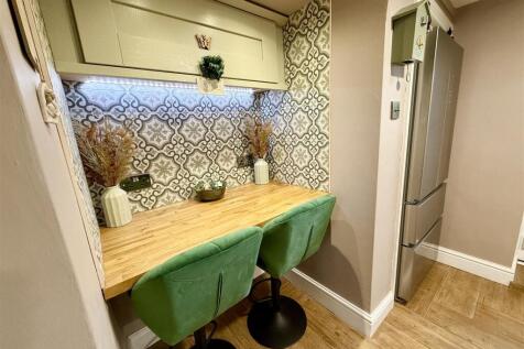 kitchen breakfast bar
