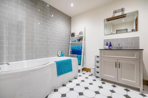 A FAMILY BATHROOM -6