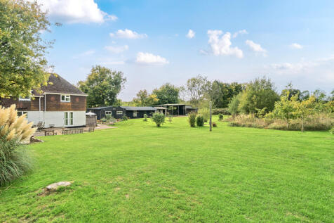 garden to outbuildings
